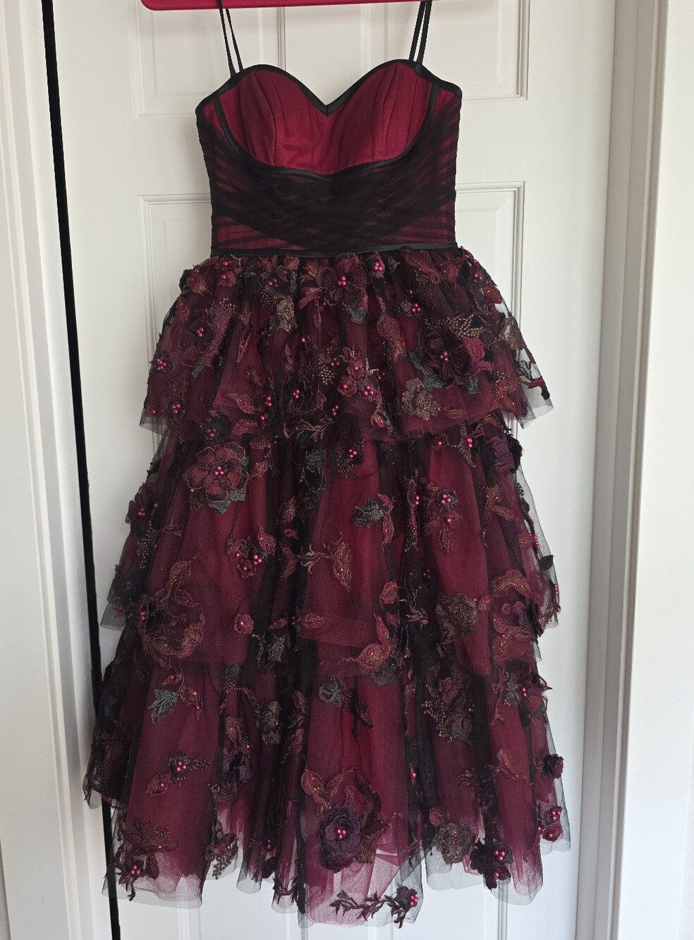 Lunss Red and Black Tulle Tiered Prom Dress Sweetheart Gothic 3D Floral